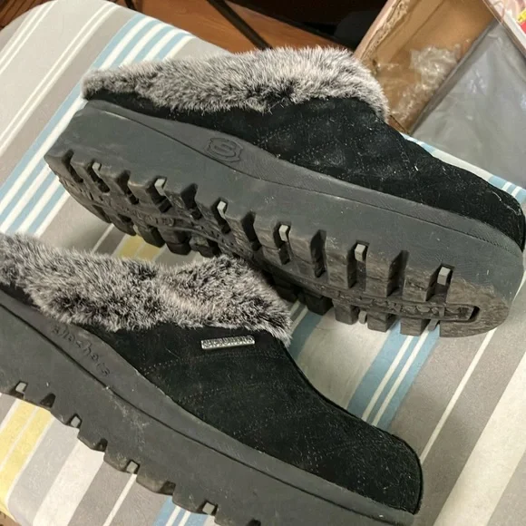 Skechers Black Faux Fur Lined Mules - Picture 2 of 4